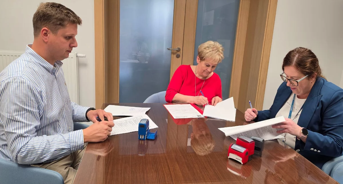 Zdjęcie: W Urzędzie Miasta i Gminy Pilawa została podpisana umowa na realizację zadania pn. „Budowa Domu Kultury wraz z placem rekreacyjnym w miejscowości Trąbki – etap I”