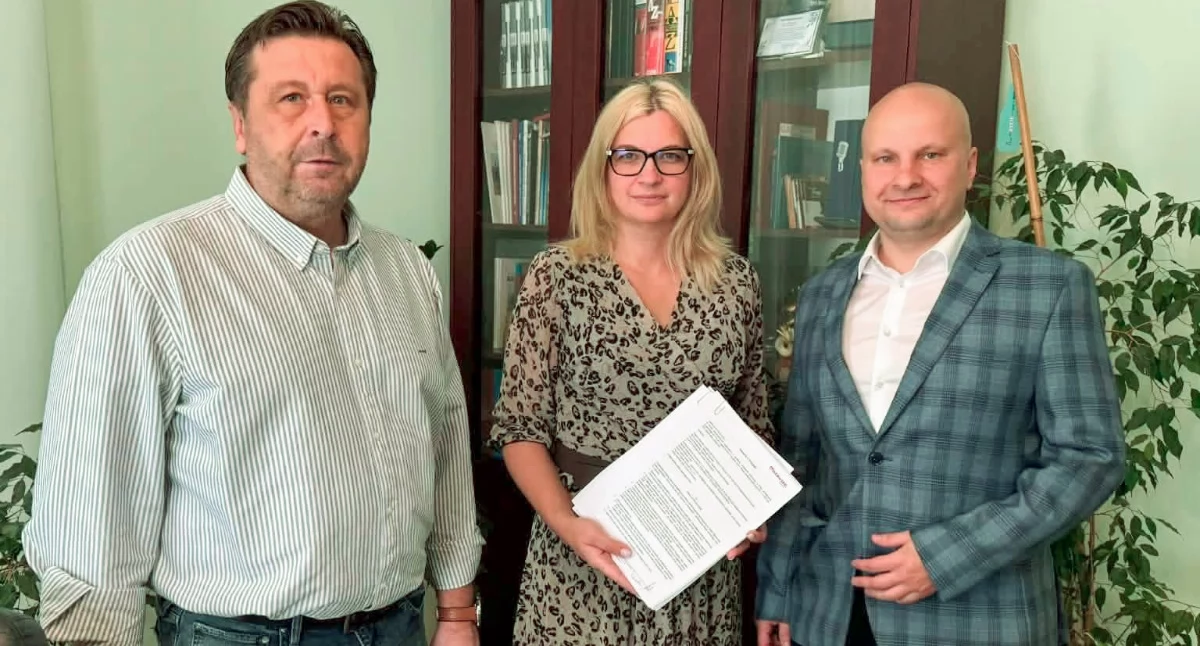 Zdjęcie: Burmistrz Garwolina Marzena Świeczak podpisała umowy na modernizację bieżni i boiska piłkarskiego „Orlik” przy PSP nr 2 im. w Garwolinie