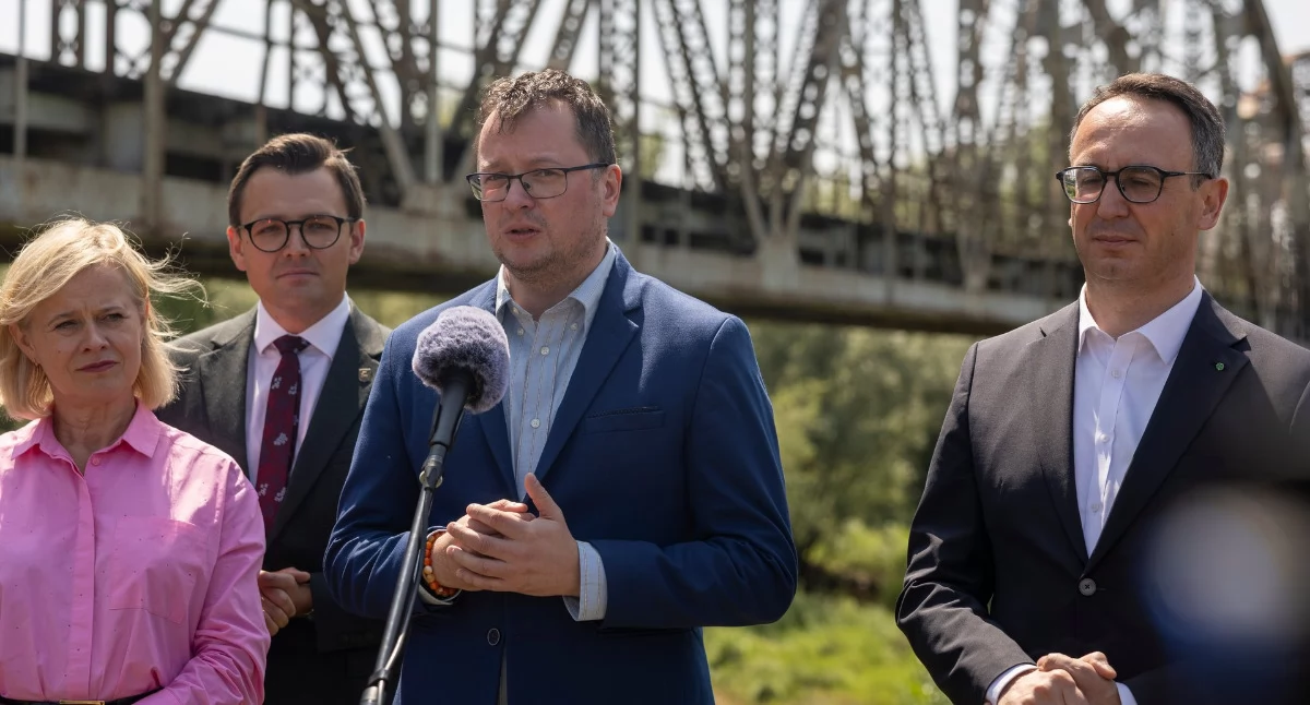 Zdjęcie: Prezes Marcin Mochocki informuje o inwestycji podczas briefingu prasowego (fot. PLK SA)