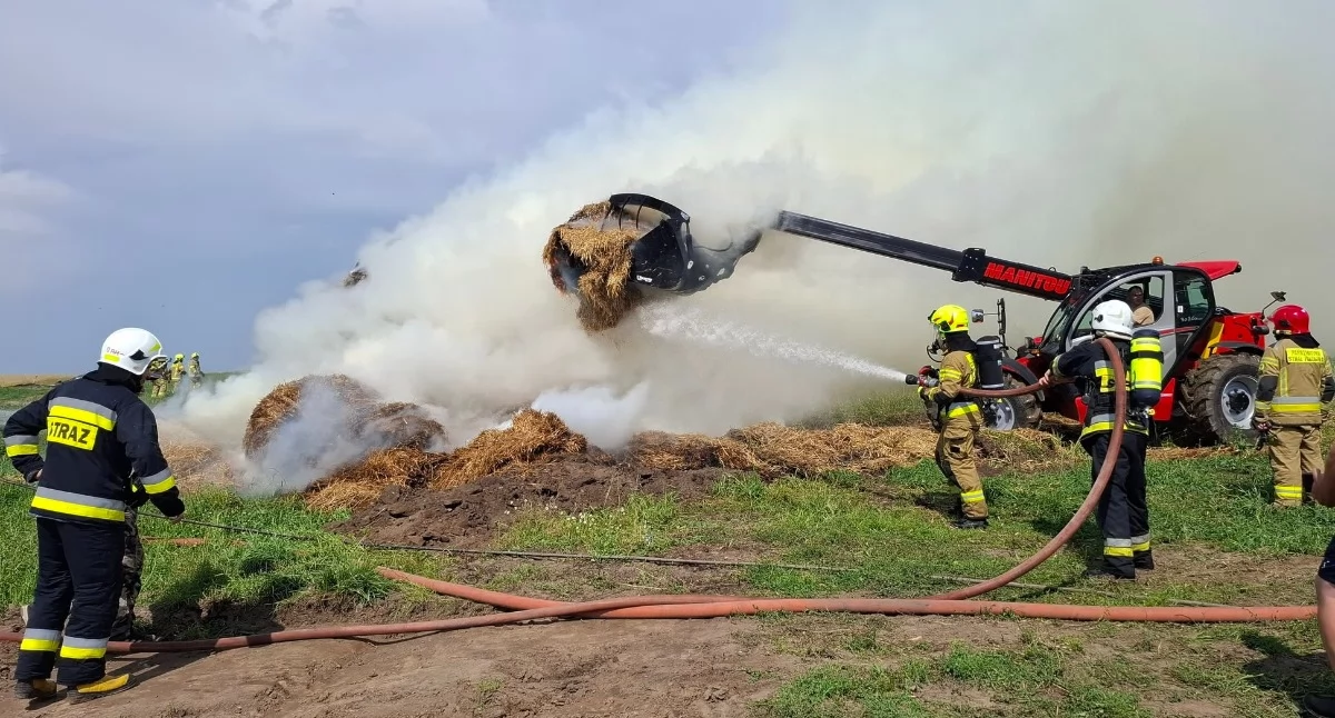 Pożary - interwencje straży, Pożar słomy osiem zastępów straży blisko sześciogodzinnej akcji - zdjęcie, fotografia