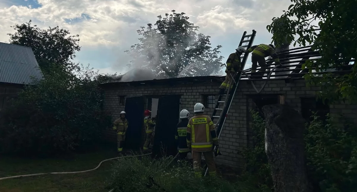 Pożary - interwencje straży, Pożar budynku gospodarczego akcji pięć zastępów - zdjęcie, fotografia