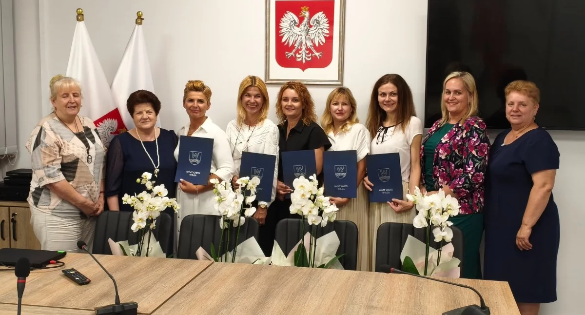 Zdjęcie: Wójt gminy Wilga Bogumiła Głaszczka wręczyła akty mianowania 10 nauczycielkom