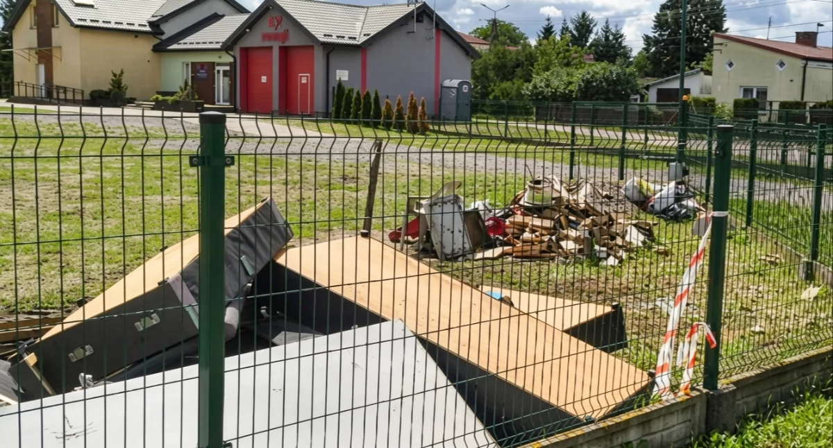 Inne Powiat, wyrzucaj odpadów remizie Podłęż zapowiada zgłoszenia policję - zdjęcie, fotografia