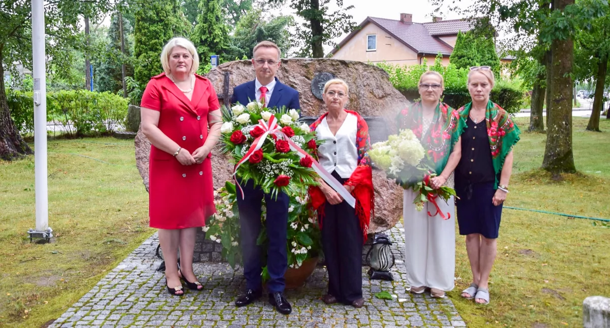 Uroczystości Powiat, Powstanie Warszawskie uczczone Borowiu Mieszkańcy złożyli kwiaty Pomnikiem Niepodległości - zdjęcie, fotografia