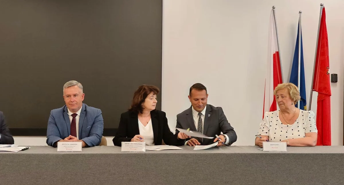 Inwestycje Powiat, Gmina Łaskarzew kolejnym dofinansowaniem sportowa Dąbrowie przejdzie modernizację - zdjęcie, fotografia