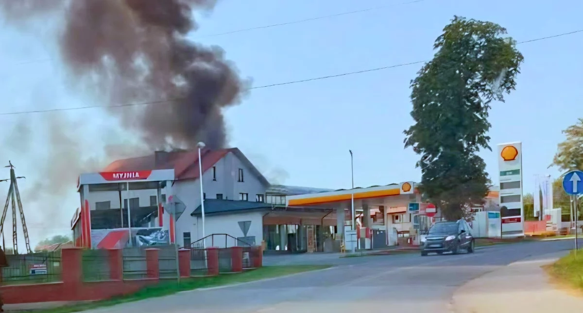 Zdjęcie: Ogień objął poddasze trzykondygnacyjnego, niezamieszkałego budynku w Żelechowie, do którego przylegają stacja paliw oraz sklep z częściami.