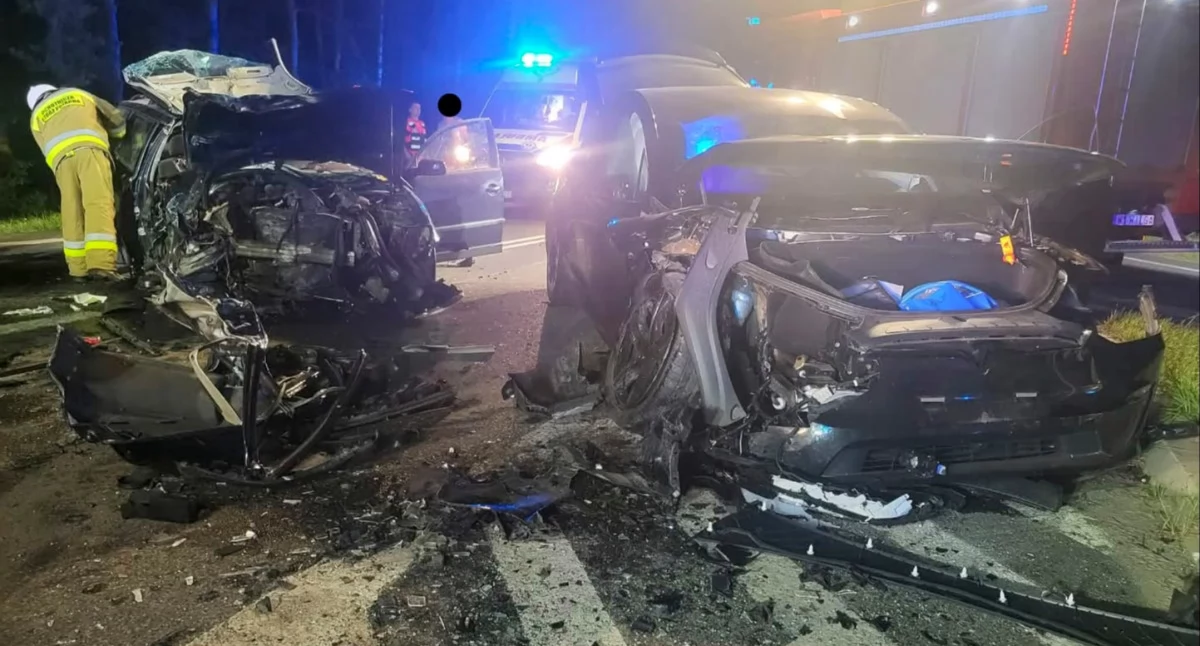 Wypadki drogowe , Zderzenie Tesli Volkswagena DW801 osoby trafiły szpitala - zdjęcie, fotografia