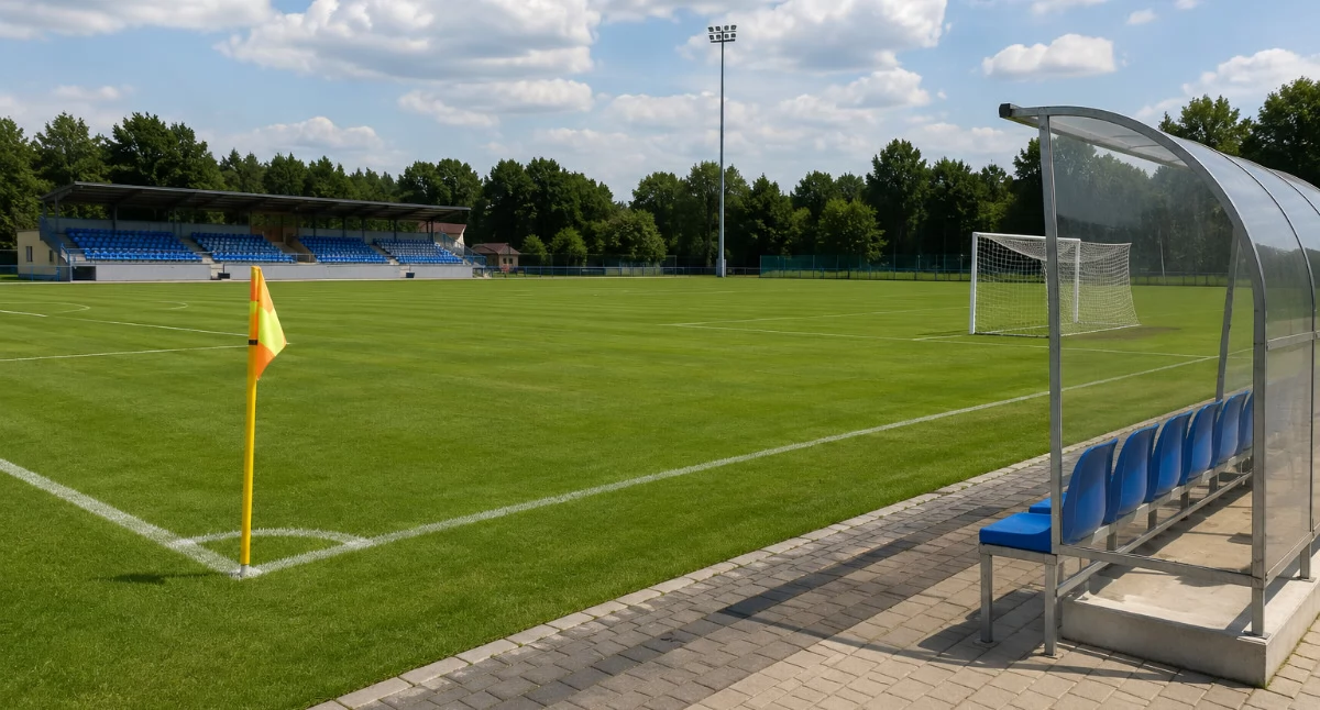 Inwestycje Powiat, Stadion Pilawie czeka modernizacja Powstanie boisko zaplecze sportowców - zdjęcie, fotografia