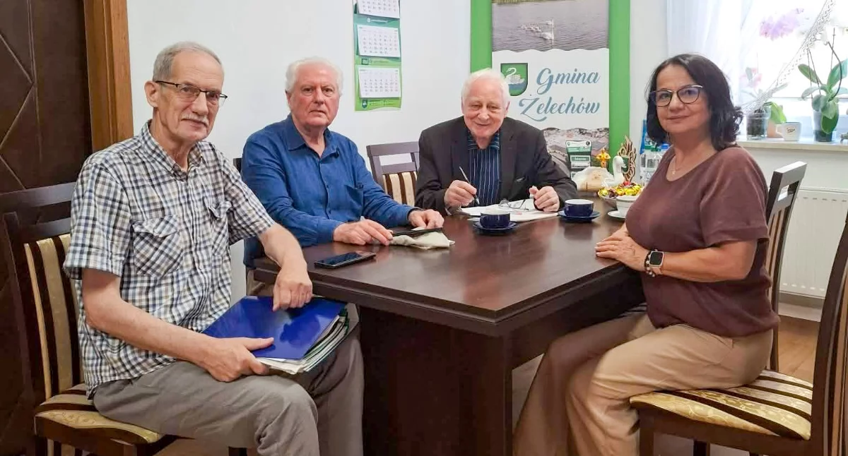 Zdjęcie: Spotkanie w Urzędzie Miasta Żelechów. Od lewej: Grzegorz Szymczak, Ryszard Pioruński, Andrzej Gruszewski i burmistrz Krystyna Wieczorkiewicz, fot. Grzegorz Szymczak/Facebook