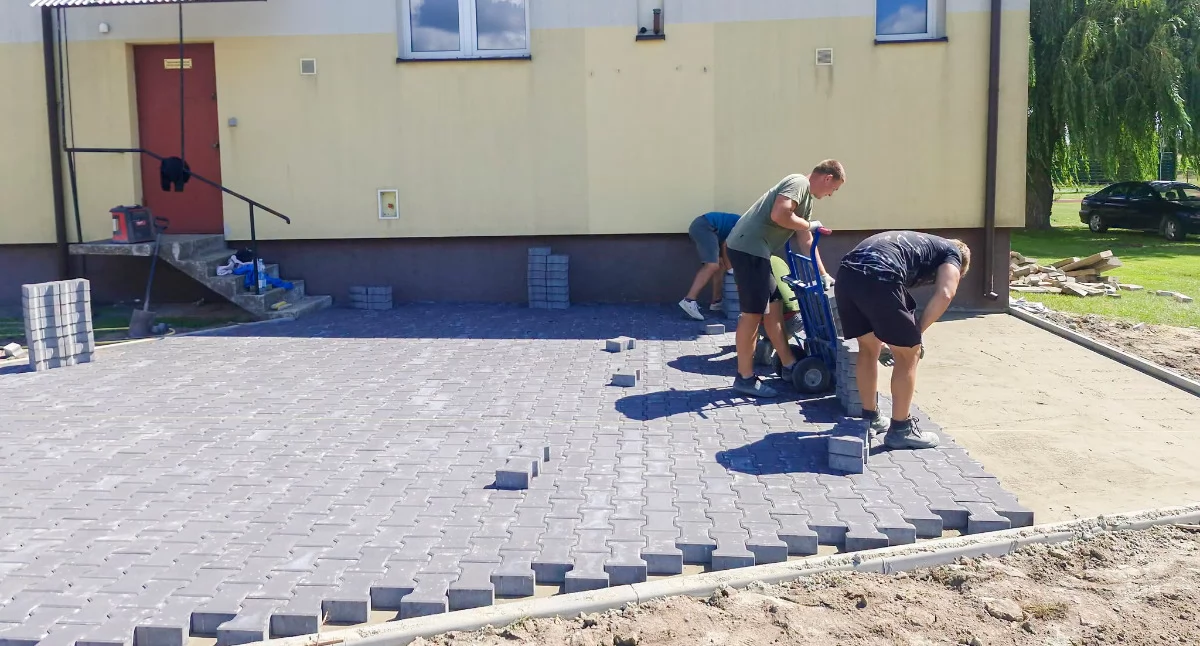 Inwestycje Powiat, wjazd parking szkole Stefanowie Gmina Żelechów prowadzi prace - zdjęcie, fotografia