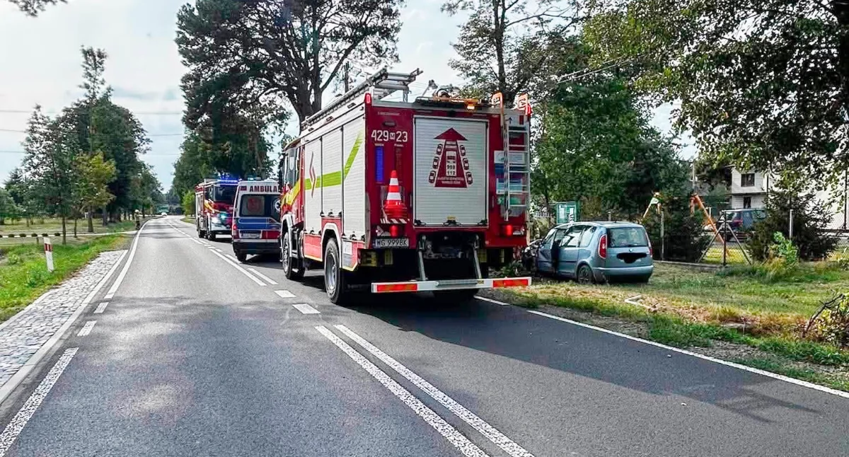 Zdjęcie: W miejscowości Słup Pierwszy samochód osobowy zjechał z drogi i uderzył w drzewo