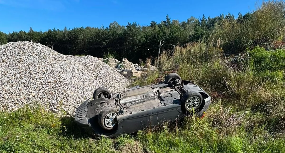 Wypadki drogowe , Dachowanie Trąbkach Młody kierowca stracił panowanie fordem - zdjęcie, fotografia