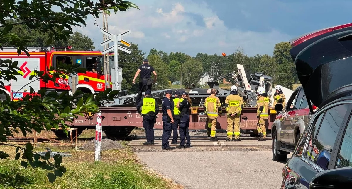 Wypadki drogowe , Maszyna drogowa zderzyła pociągiem - zdjęcie, fotografia