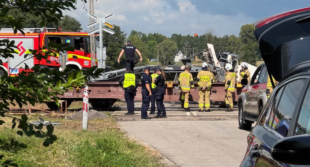 Wypadki drogowe , Zderzenie maszyny drogowej pociągiem Kierowca uciekł miejsca zdarzenia - zdjęcie, fotografia