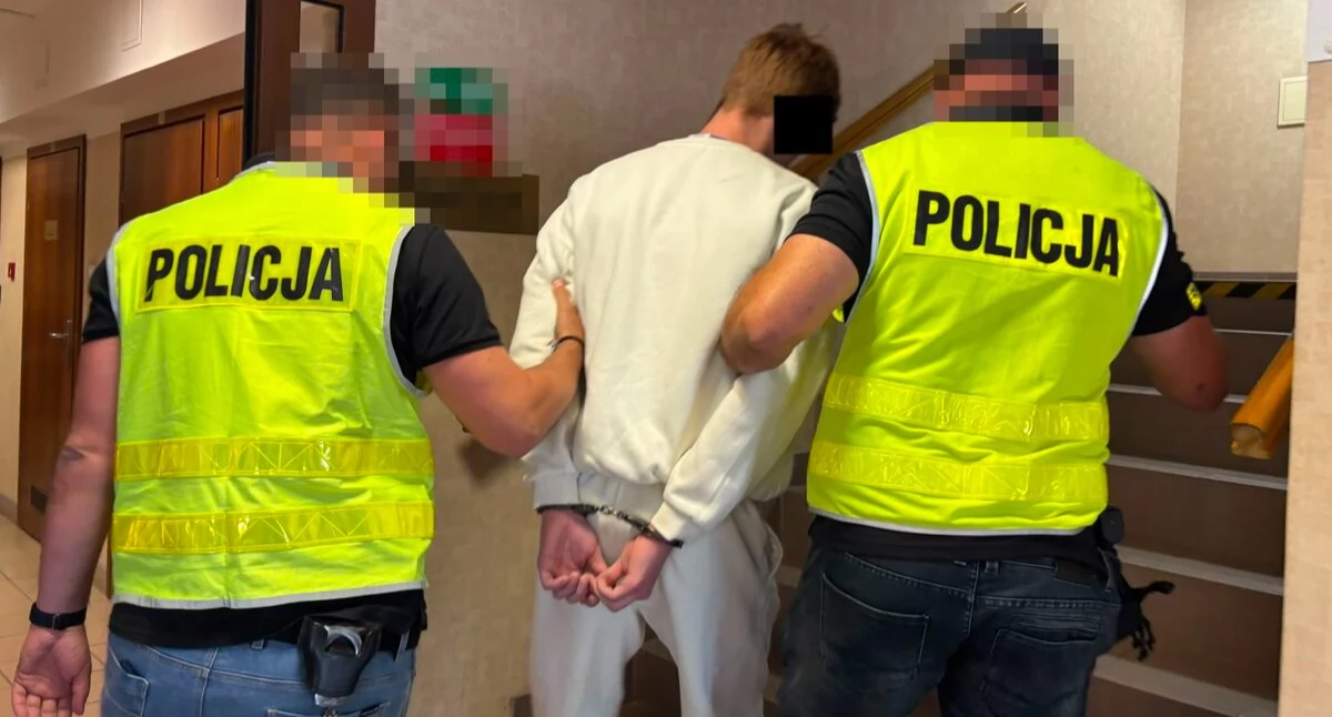 Sprawy kryminalne , Oszustwo policjanta prokuratora młode osoby rękach policji - zdjęcie, fotografia