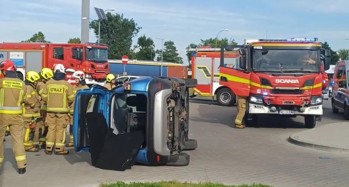 Wypadki drogowe , przewróciło parkingu Zderzenie dwóch samochodów - zdjęcie, fotografia
