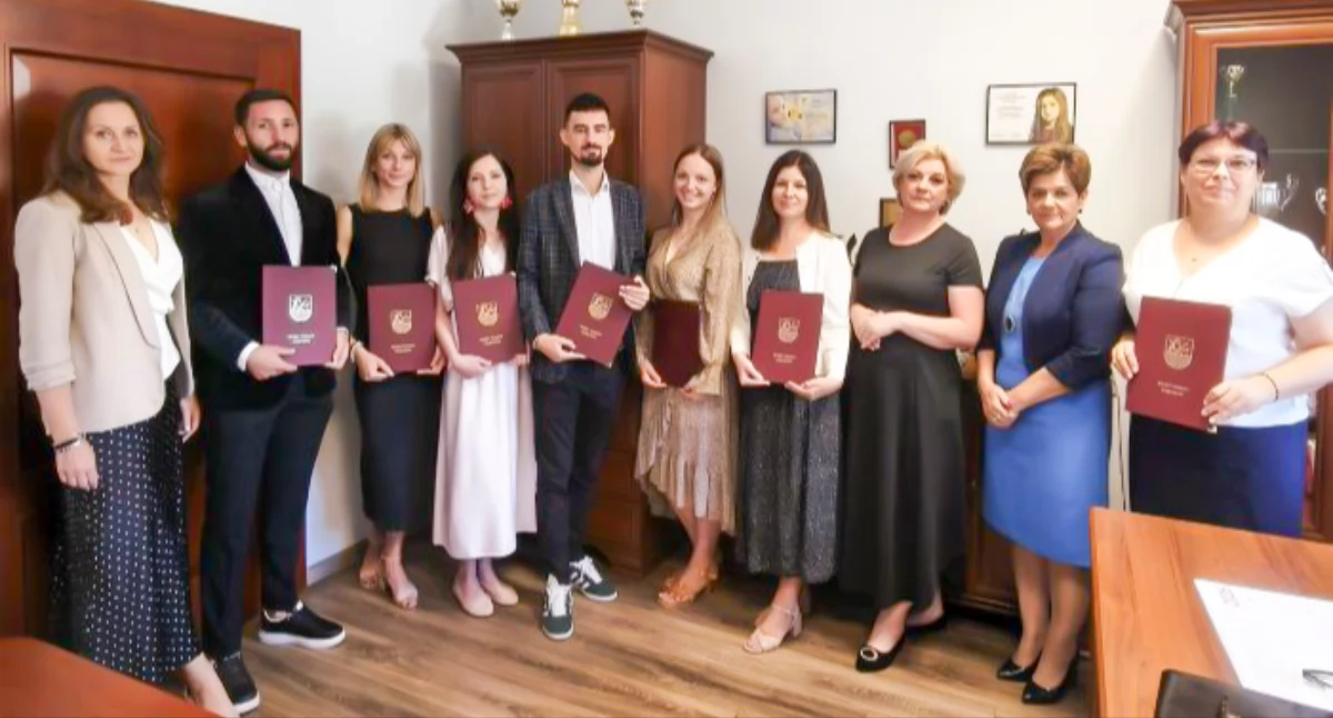 Inne Powiat, Sześcioro nauczycieli awansem Dyrektor szkoły Starogrodzkiej zostaje kolejne pięć - zdjęcie, fotografia