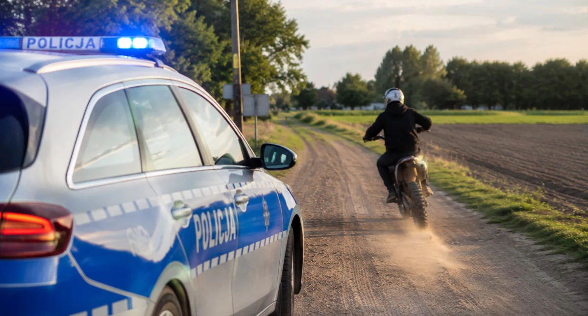 Zdjęcie: Policjanci z oznakowanego radiowozu próbowali zatrzymać do kontroli kierującego motocyklem typu cross, fot. poglądowe