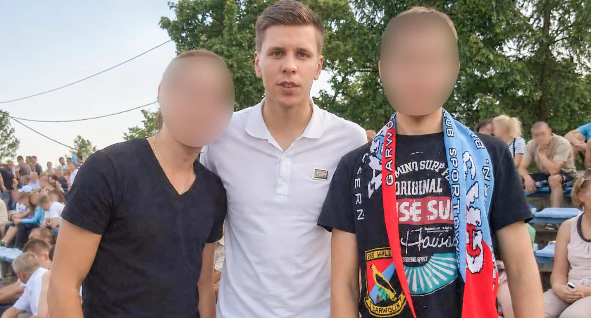 Zdjęcie: Występ brata Jana był powodem wizyty Wojciecha Szczęsnego w Garwolinie. Na trybunach towarzyszył mu ojciec, Maciej Szczęsny, fot. GKS Wilga Garwolin