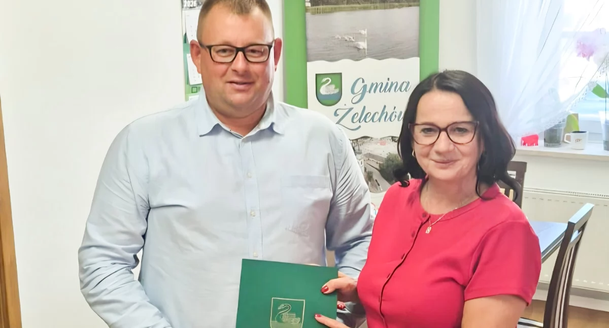 Zdjęcie: Burmistrz Żelechowa Krystyna Wieczorkiewicz 3 września podpisała umowy na przebudowę dwóch odcinków dróg gminnych - w Starym Goniwilku i Piastowie