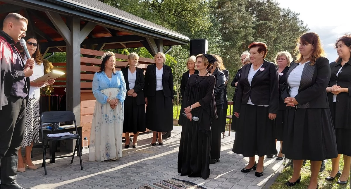 Inne Ciekawostki, Magia „Dziadów” placu starej szkole Narodowe Czytanie Dąbrowie - zdjęcie, fotografia
