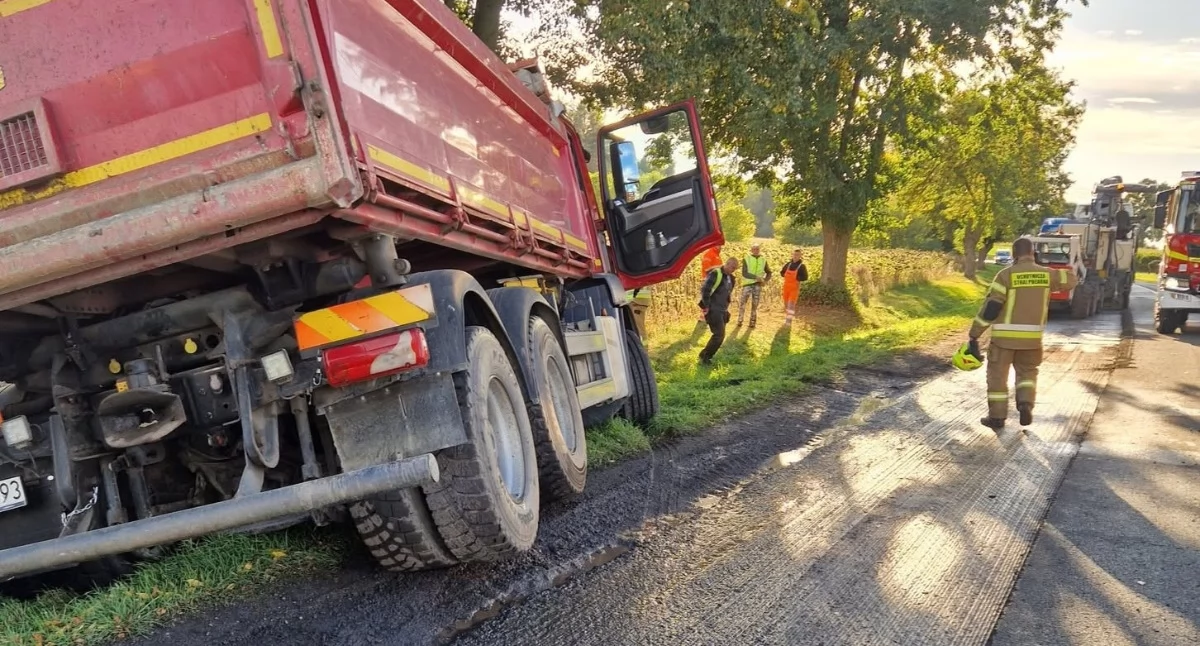 Wypadki drogowe , Tragiczny wypadek podczas remontu DW807 żyje letni kierowca ciężarówki - zdjęcie, fotografia