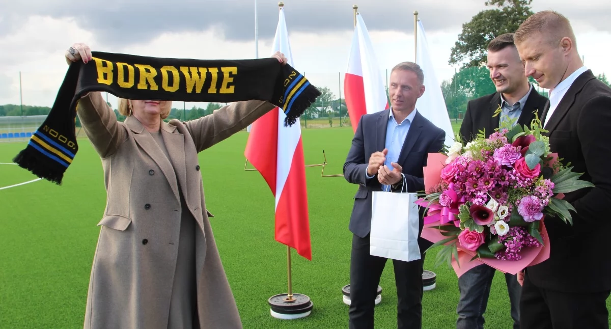 Uroczystości Powiat, Nowoczesna arena miarę marzeń Borowiu oficjalnie otworzono stadion sportowy - zdjęcie, fotografia