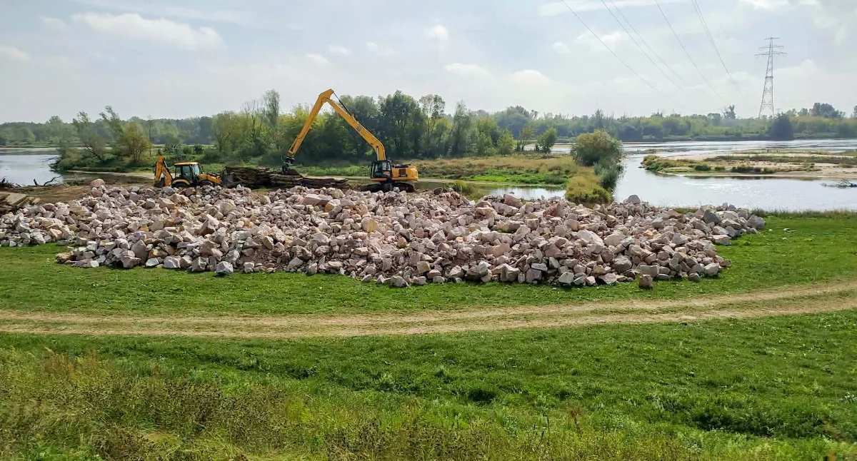 Inwestycje Powiat, Bezpieczniej Wisłą Ruszają prace remoncie ostrogi Antoniówce Świerżowskiej - zdjęcie, fotografia