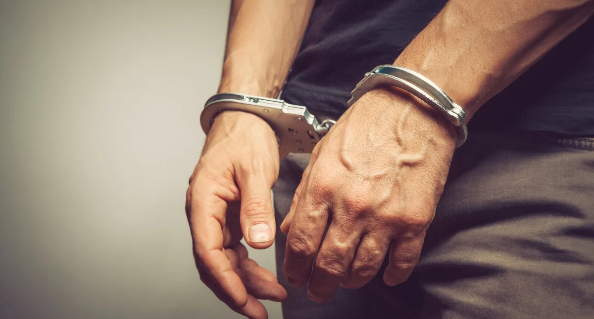 Zdjęcie: Bez prawa jazdy i z marihuaną. Policja w Ostrymborze zatrzymała 25-latka poszukiwanego listem gończym 