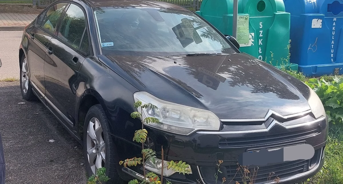 Interwencje Miejskie, Samochód „kapciach” zablokował parking Dlaczego miasto może usunąć - zdjęcie, fotografia