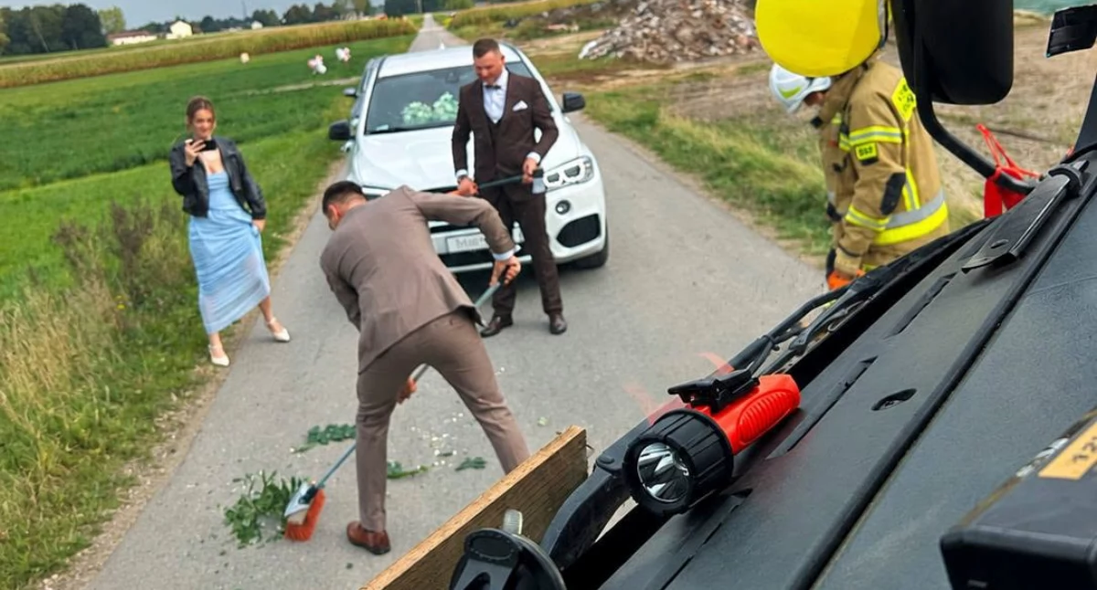 Inne Ciekawostki, Strażacka brama nowożeńców Wólka Ostrożeńska stanął ślubnym kobiercu - zdjęcie, fotografia