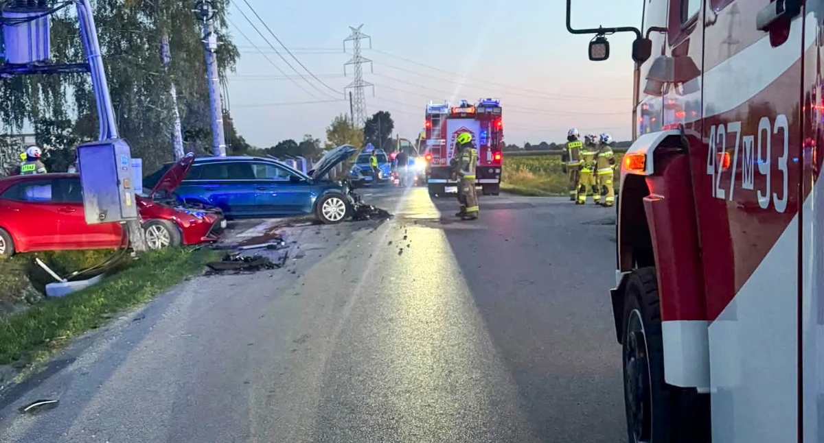 Wypadki drogowe , Zderzenie dwóch samochodów Piastowie miejscu strażacy policja zespoły ratownictwa - zdjęcie, fotografia