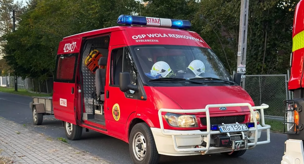 Inne Powiat, Czarna substancja rowie melioracyjnym Służby akcji - zdjęcie, fotografia