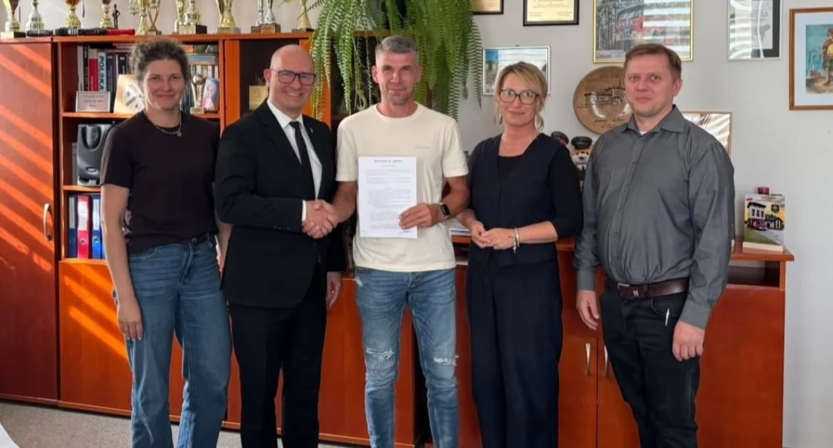 Inwestycje Powiat, oblicze boiska Wikowyi Wójt podpisał umowę modernizację obiektu - zdjęcie, fotografia