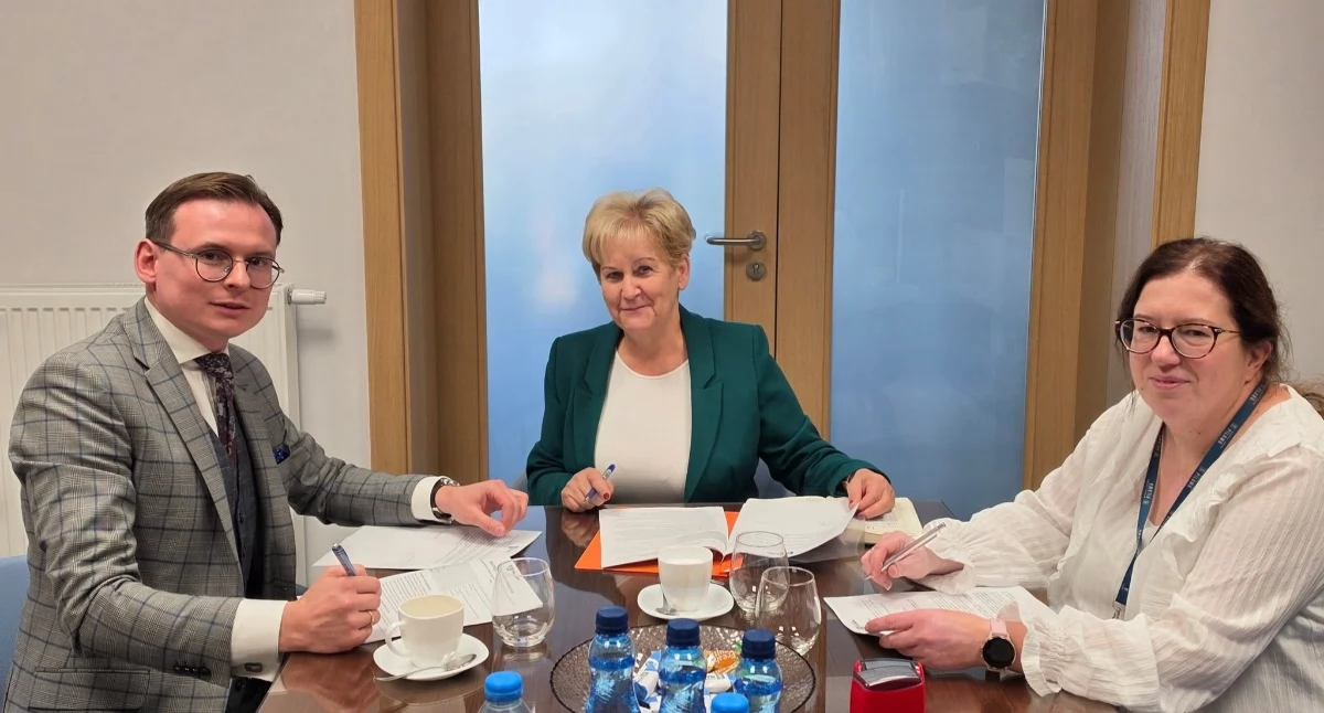 Zdjęcie: Burmistrz Pilawy Albina Łubian, przy kontrasygnacie skarbnika Justyny Szostak, podpisały umowę na opracowanie dokumentacji 