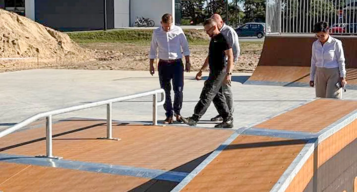 Inwestycje Powiat, skatepark Łaskarzewie gotowy! Młodzież może korzystać obiektu - zdjęcie, fotografia