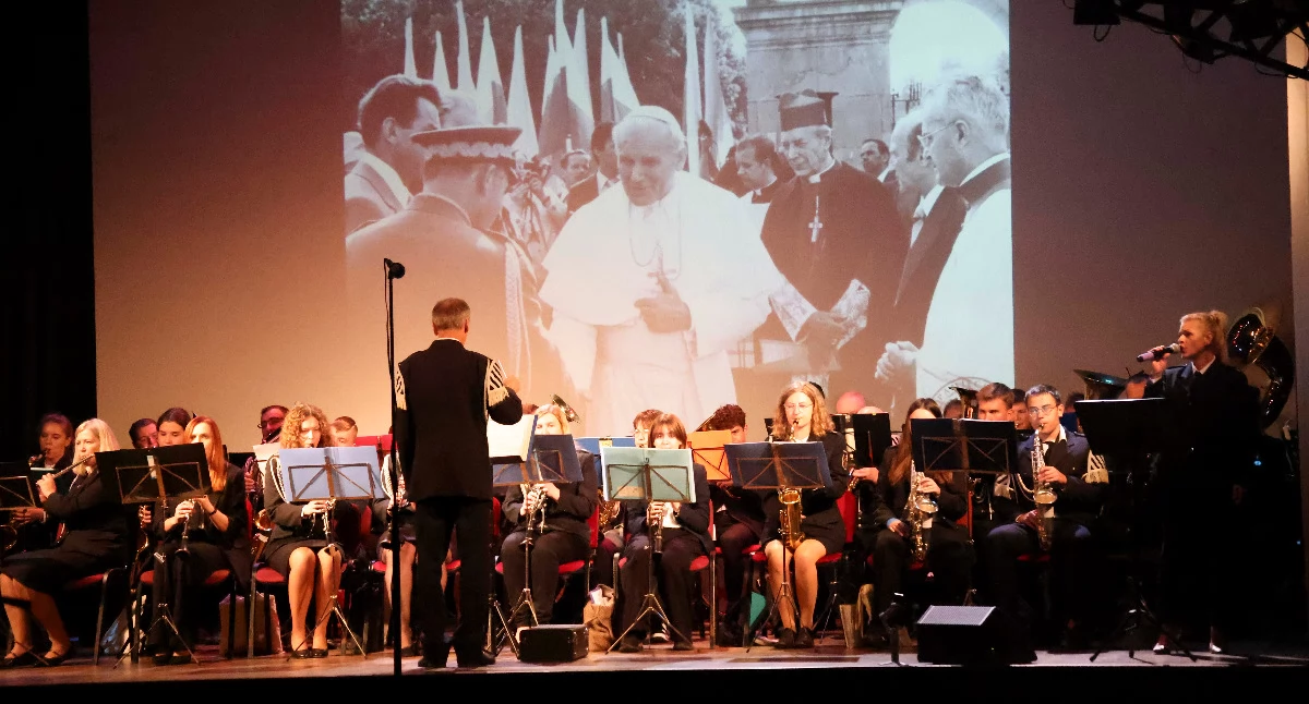Koncerty, Orkiestra Garwolin uczciła Pawła Koncert okazji Papieskiego - zdjęcie, fotografia