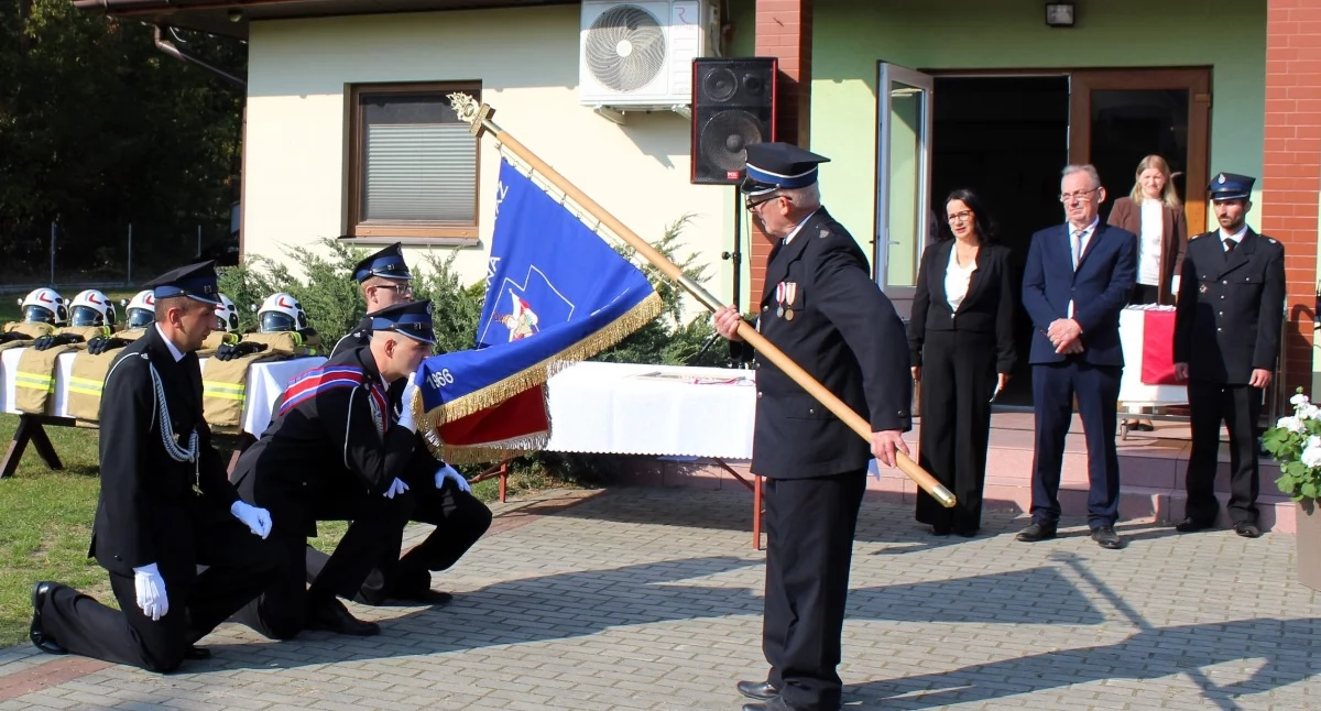 Uroczystości Powiat, Wielki jubileusz Łomnicy służby sztandar odznaczenia - zdjęcie, fotografia