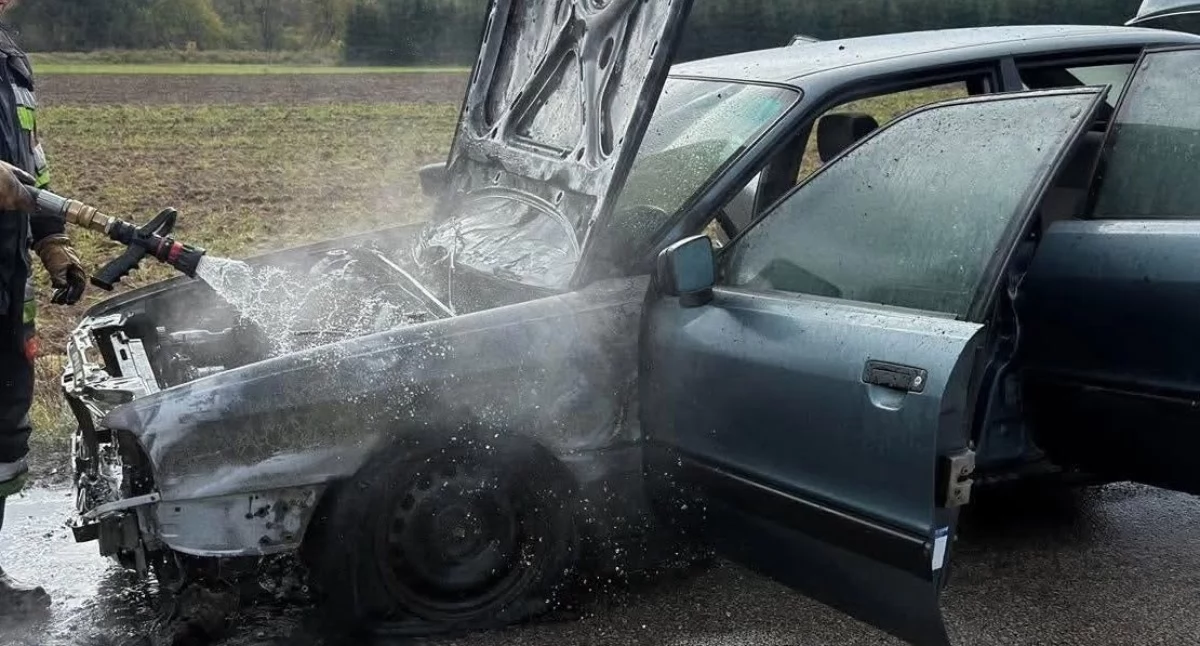 Pożary - interwencje straży, Pożar samochodu Życzynie akcji zastępy straży - zdjęcie, fotografia