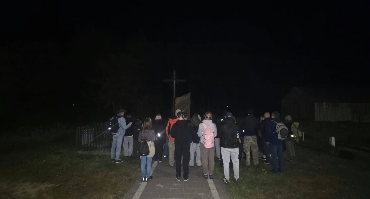 Inne Powiat, Ponad śmiałków ruszyło oddać cześć bohaterom - zdjęcie, fotografia