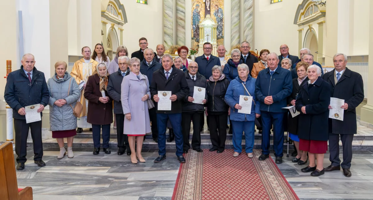 Zdjęcie: Wójt gminy Trojanów Michał Jasek wręczył obecnym jubilatom medale i legitymacje przyznane przez prezydenta RP Karola Nawrockiego