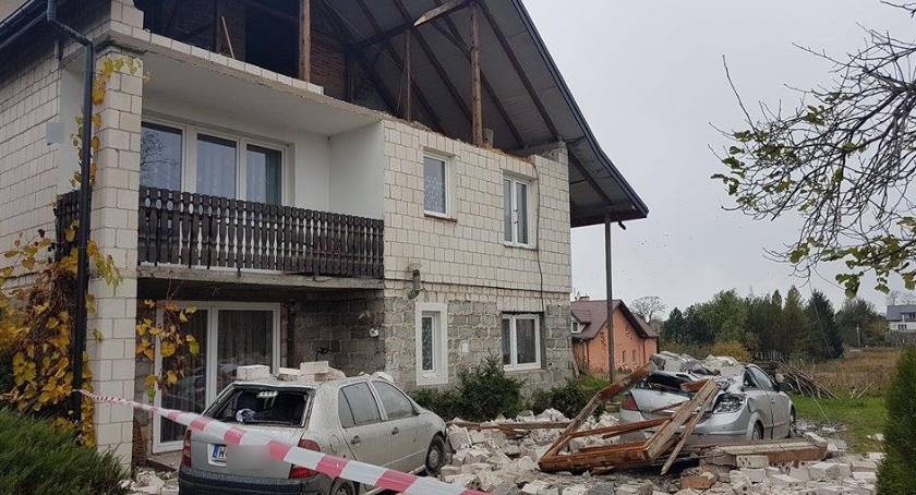 Zdjęcie przedstawia zniszczenia po orkanie Grzegorz w Miętnem.