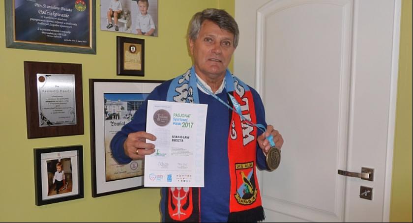 Na zdjęciu Stanisław Buszta z medalem i tytułem