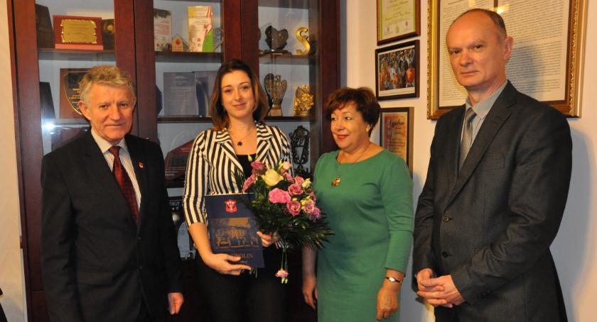 Zdjęcie dyrektor MPBP w Garwolinie Iwona Poreda z burmistrzem i urzędnikami UM.