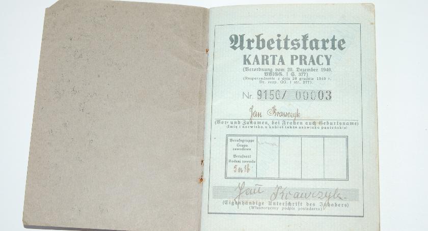 Chce zwrócić Kartę Pracy z 1941r. Poszukiwani potomkowie Jana Krawczyka z Garwolina