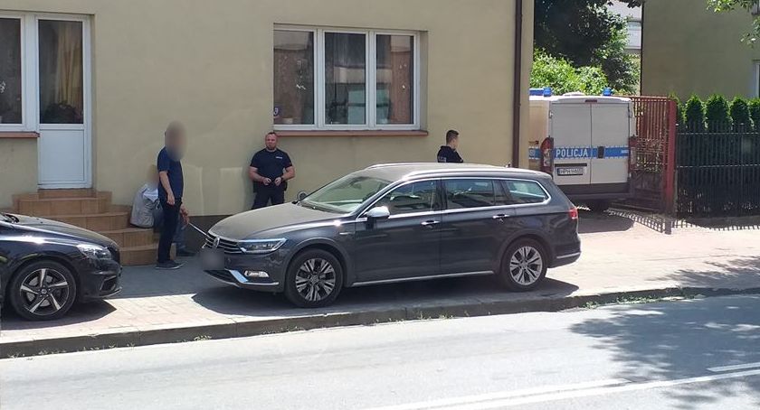 Inne Powiat, upał zostawili zamkniętym samochodzie poszli zakupy - zdjęcie, fotografia