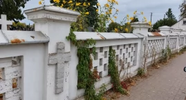 Chwasty porastają ogrodzenie cmentarza. Proboszcz wyjaśnia