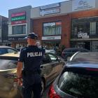  Kobiety, widząc zostawione w aucie śpiące dziecko, wezwały policję. Mundurowi...