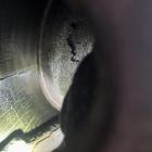 Nadmiernie zużyta i pęknięta na całej szerokości roboczej tarcza hamulcowa znajdowała...