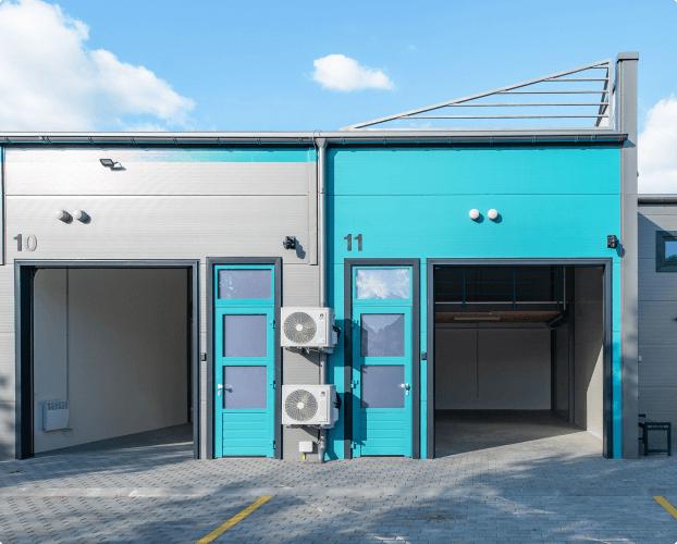 W przypadku większych komórek lokatorskich możliwe jest przechowywanie sprzętu sportowego, walizek i materiałów budowlanych po remoncie mieszkania